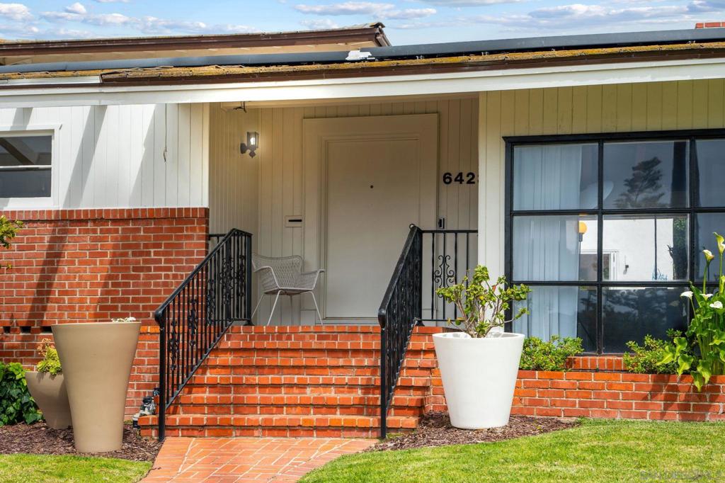 6423 Avenida Cresta