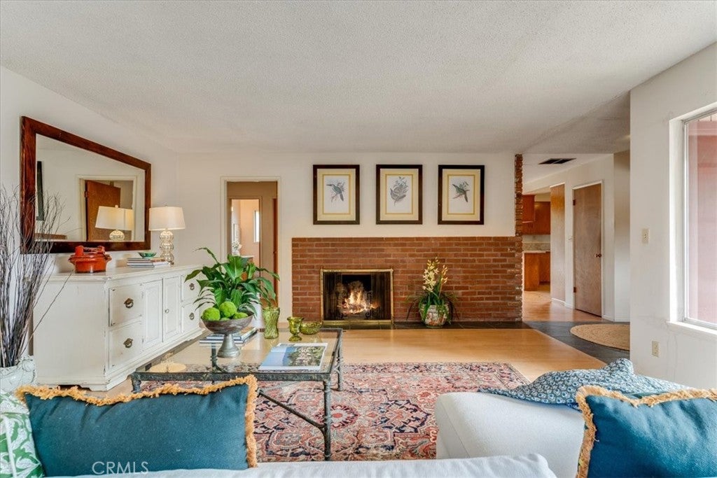 1264 N Refugio