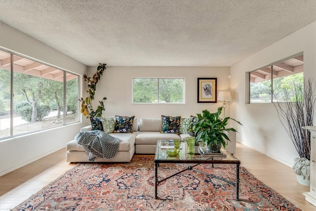 1264 N Refugio