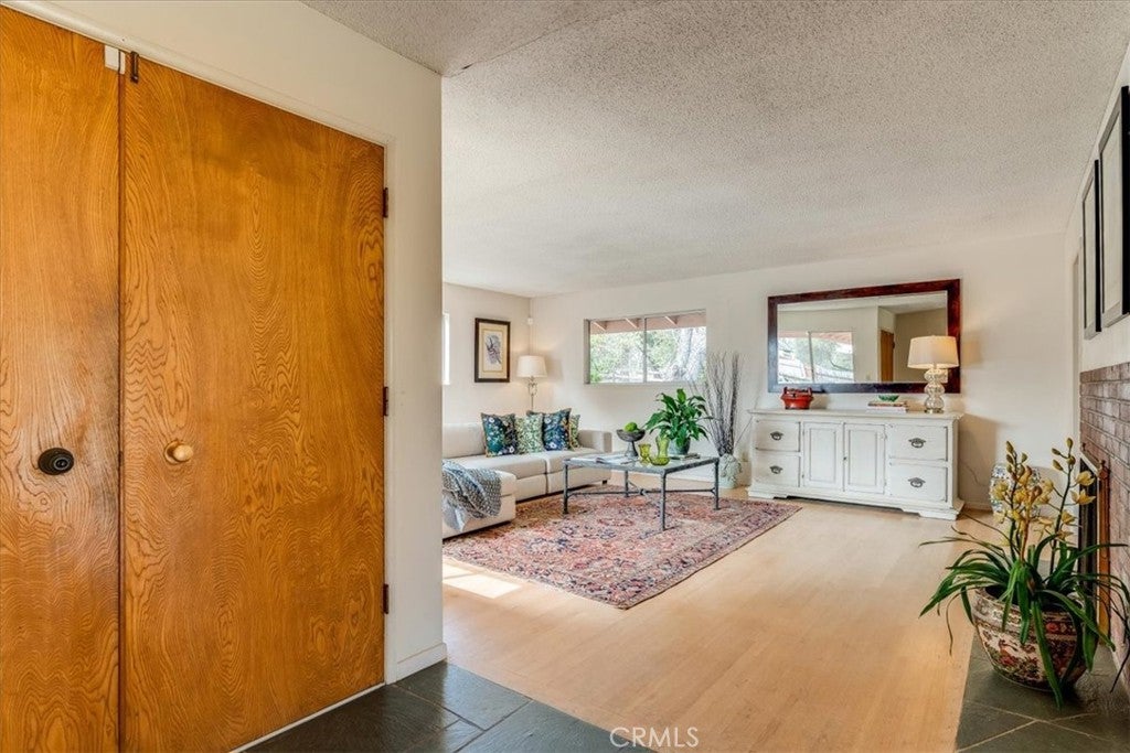 1264 N Refugio