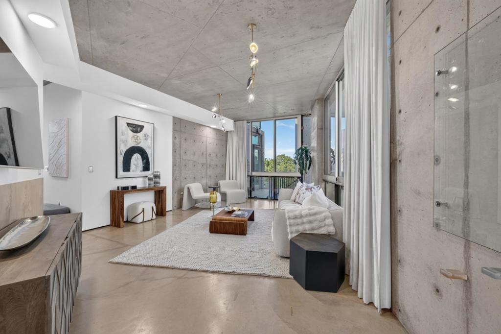 102 University Avenue 3C