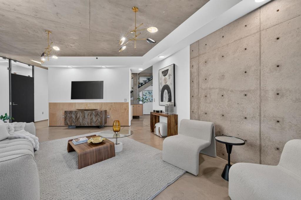 102 University Avenue 3C