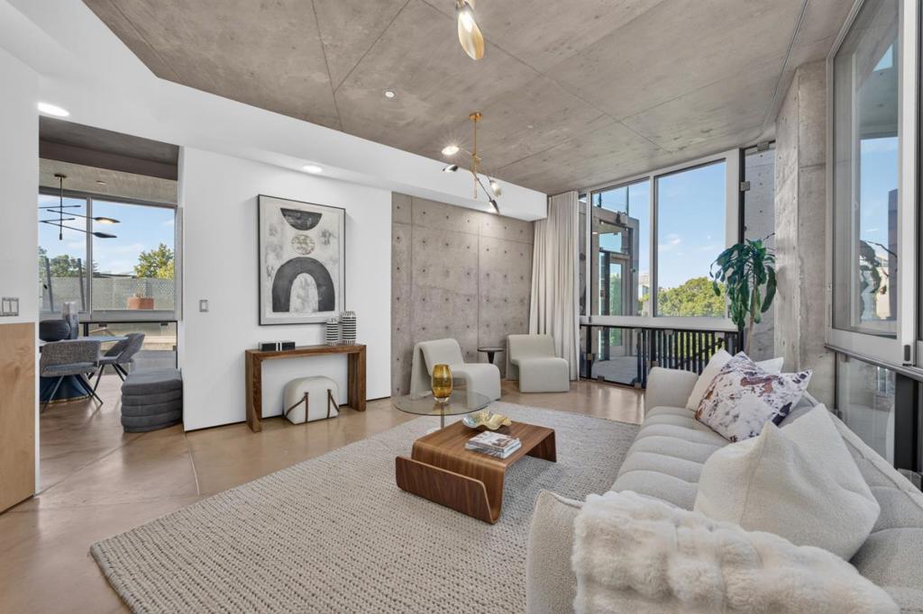102 University Avenue 3C
