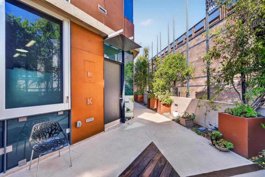 102 University Avenue 3C