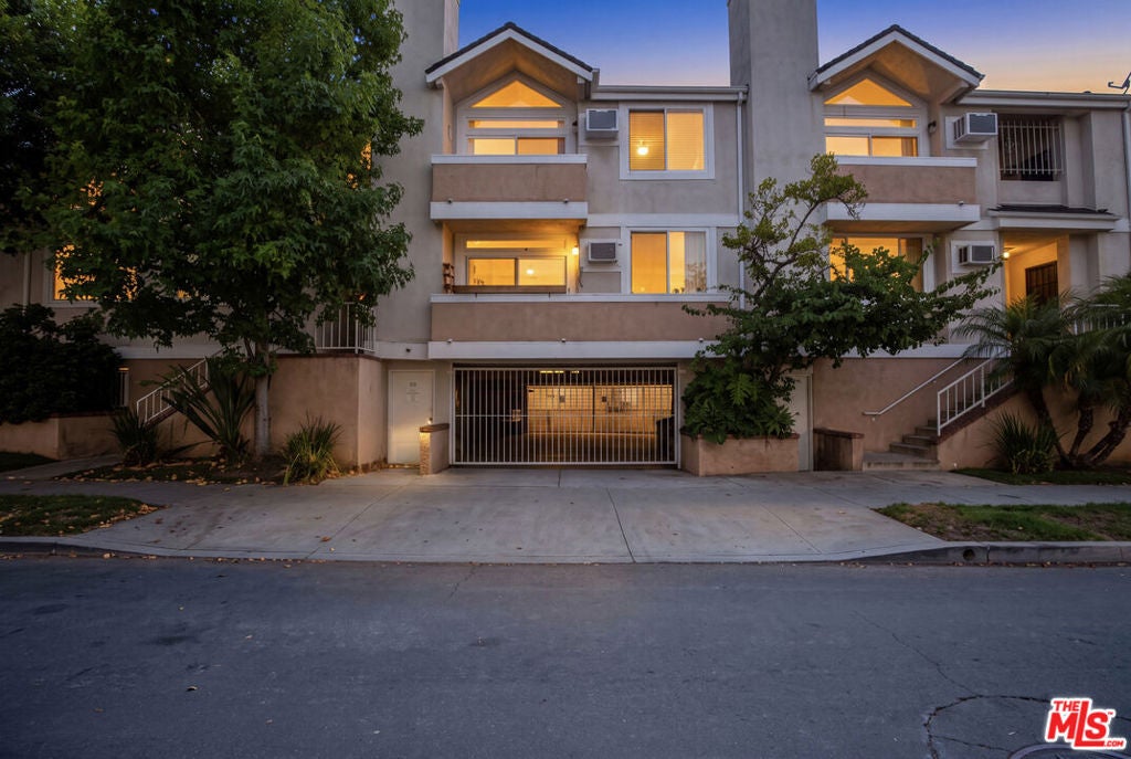 Photo of 9707 Charnock Avenue #203, Los Angeles, CA 90034 (MLS # 26998469)