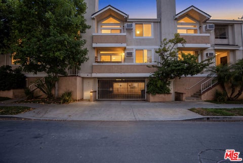 Photo of 9707 Charnock Avenue #203, Los Angeles, CA 90034 (MLS # 26998469)
