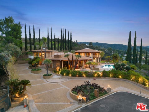 Photo of 17862 Via Vallarta, Encino, CA 91316 (MLS # 26999927)