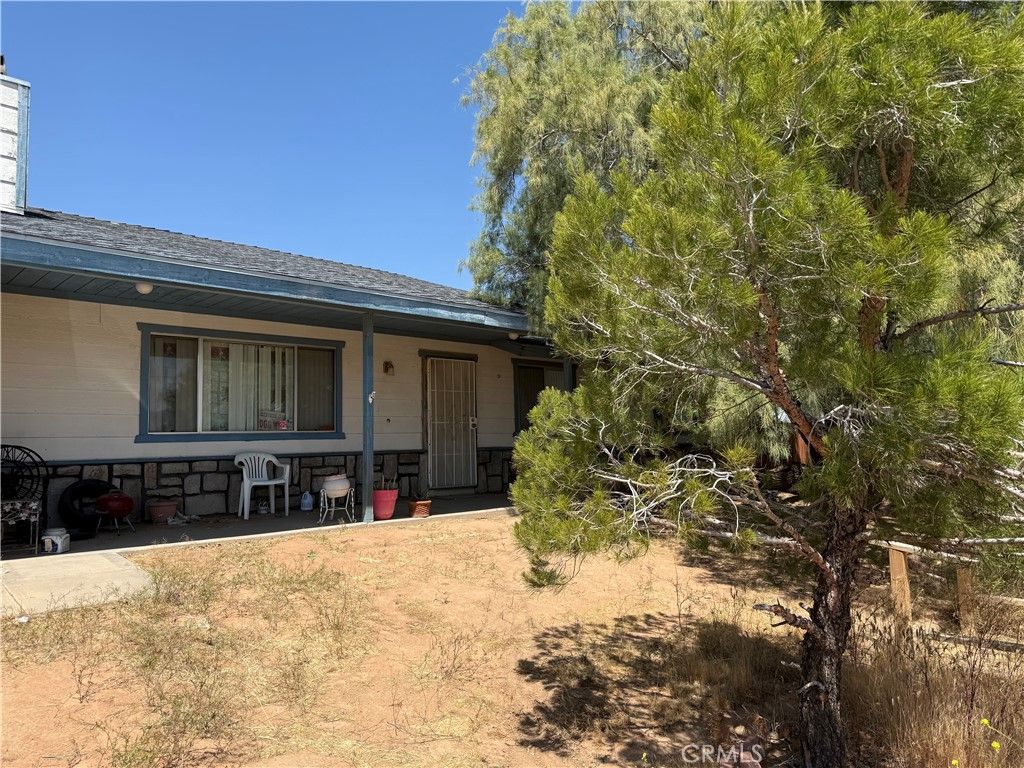 Photo of 16082 Dale Evans Parkway, Apple Valley, CA 92307 (MLS # HD26094058)