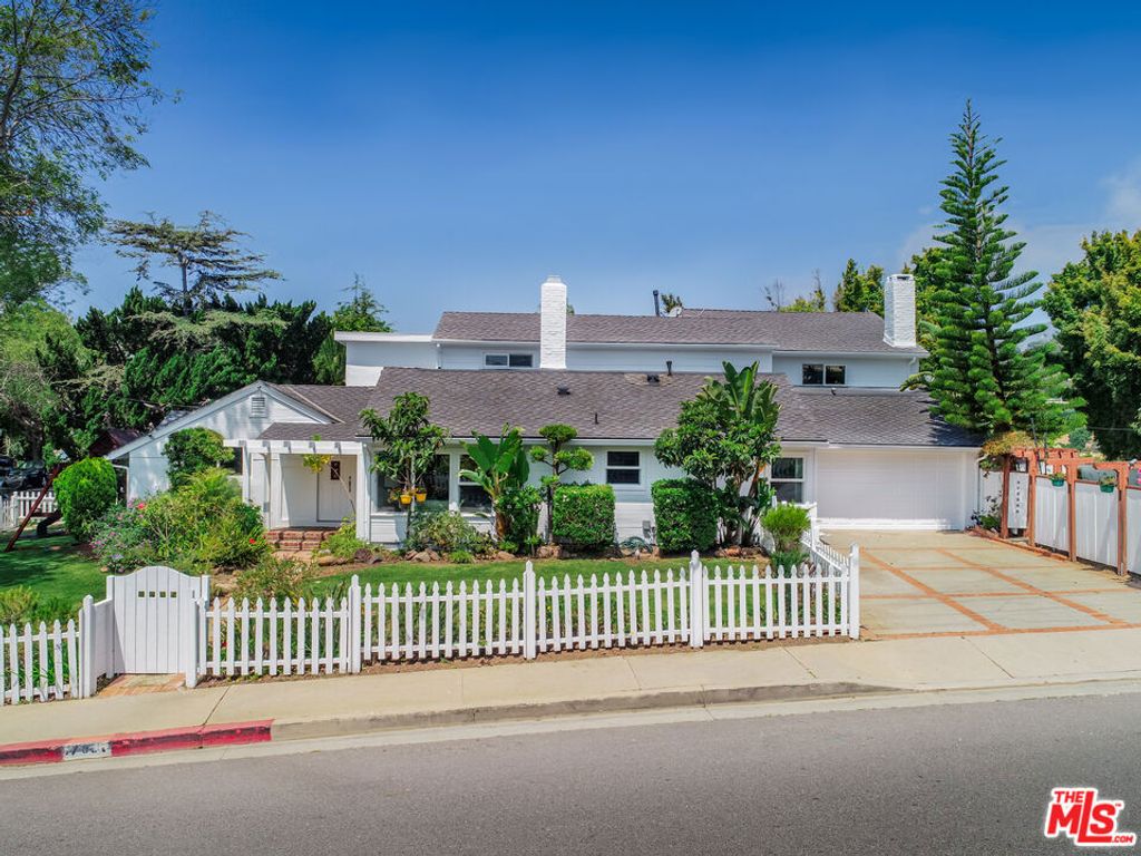 Photo of 17001 Bollinger Drive, Pacific Palisades, CA 90272 (MLS # 25575331)