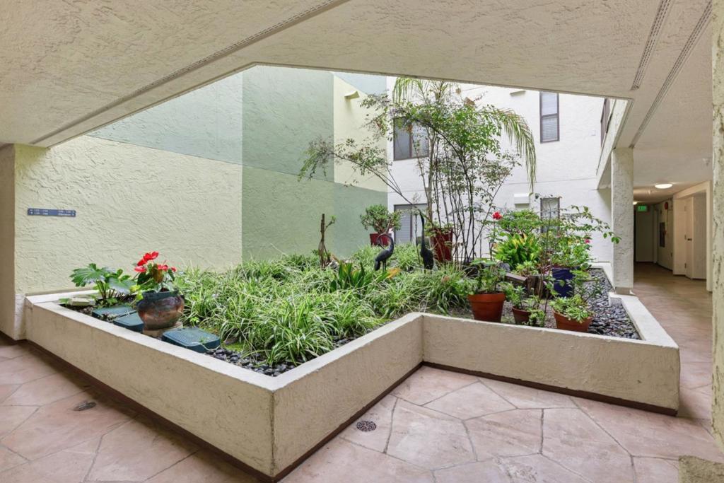 855 La Playa Street 357