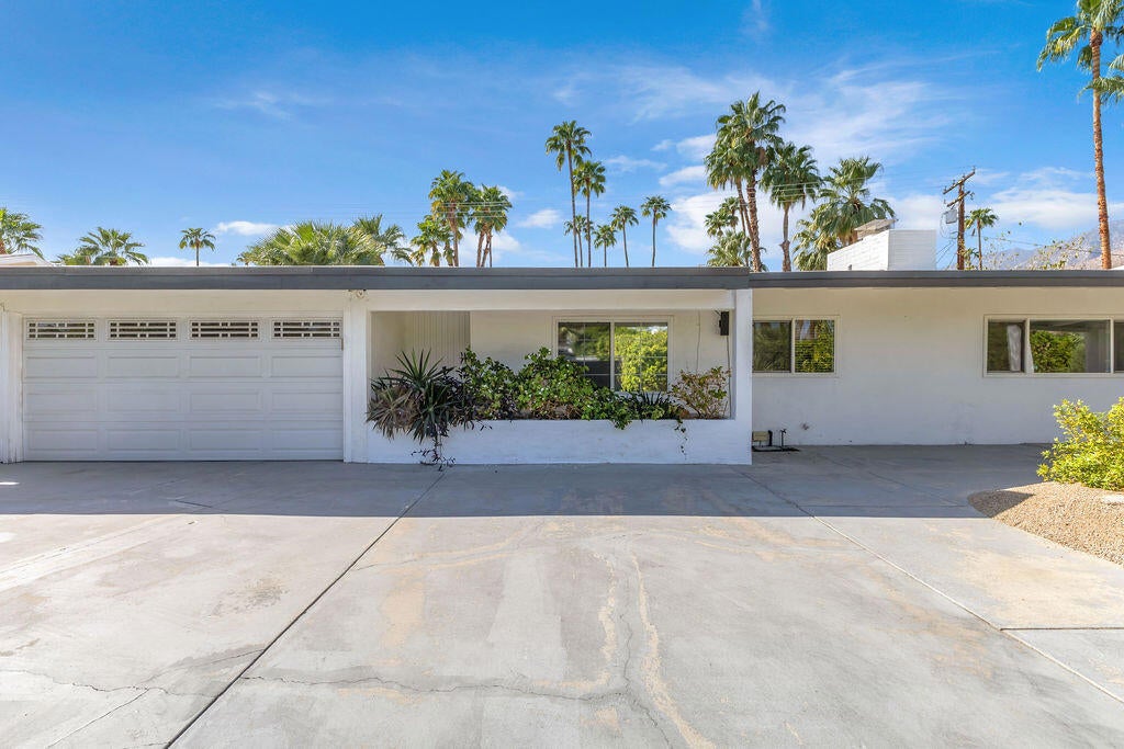 1075 E Sunny Dunes Road