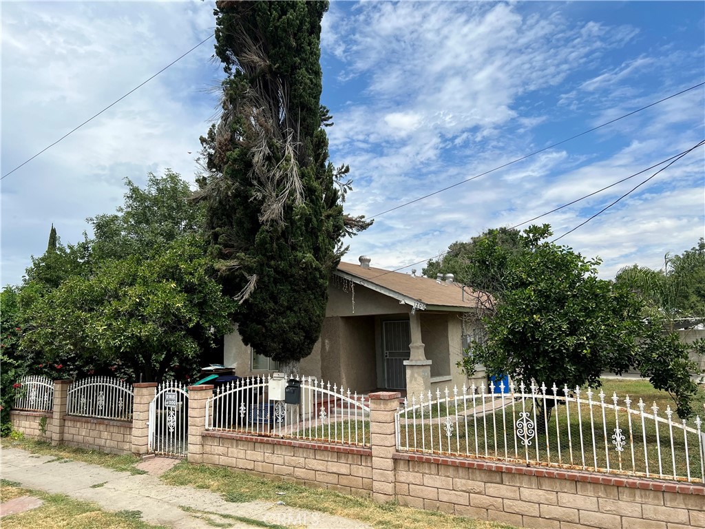 Don’t miss this unique chance to own two fully detached 3-bedroom, 1-bath homes, separated by a wall for maximum privacy—ideal for investors, or owner-occupants looking to offset their mortgage with rental income. FHA and zero-down programs welcome.
Title shows 2 units.
Front home: Approx. 1,002 sq ft, 3 bed / 1 bath.
Rear home: Approx. 1,150 sq ft, 3 bed / 1 bath.
Each home has its own private front and back yard.
Separate gas and electric meters.
Both tenants are month-to-month for added flexibility.
Current rents are below market rates, presenting a potential opportunity for increased rental income.
This is a drive-by only listing—please do not disturb occupants. Call for more exciting details or to discuss financing options.