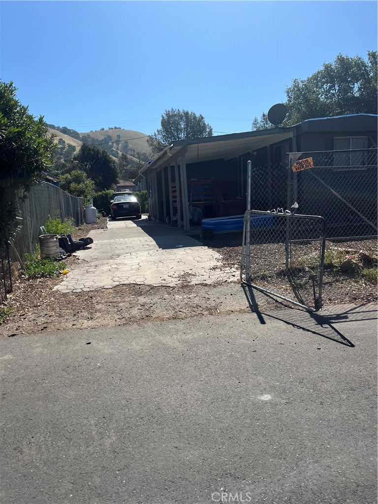 3br/1ba mobie close to the end of road. 433a paperwork for foundation has been completed. Property is fenced and includes washer and dryer. Owner financing available.