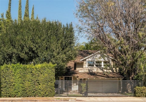 Photo of 13047 Magnolia Boulevard, Sherman Oaks, CA 91423 (MLS # SR26215270)