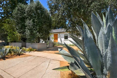 Photo of 16943 Hartland ST, Lake Balboa, CA 91406 (MLS # SR26153837)