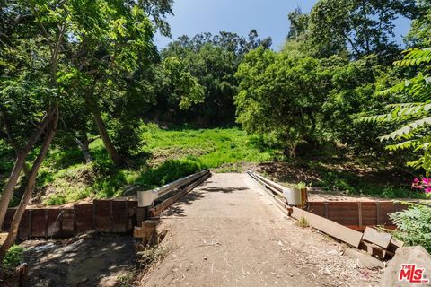 641 Hightree Road Santa Monica CA 90402