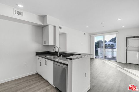 Photo of 3518 Chesapeake Avenue #503, Los Angeles, CA 90016 (MLS # 26669327)