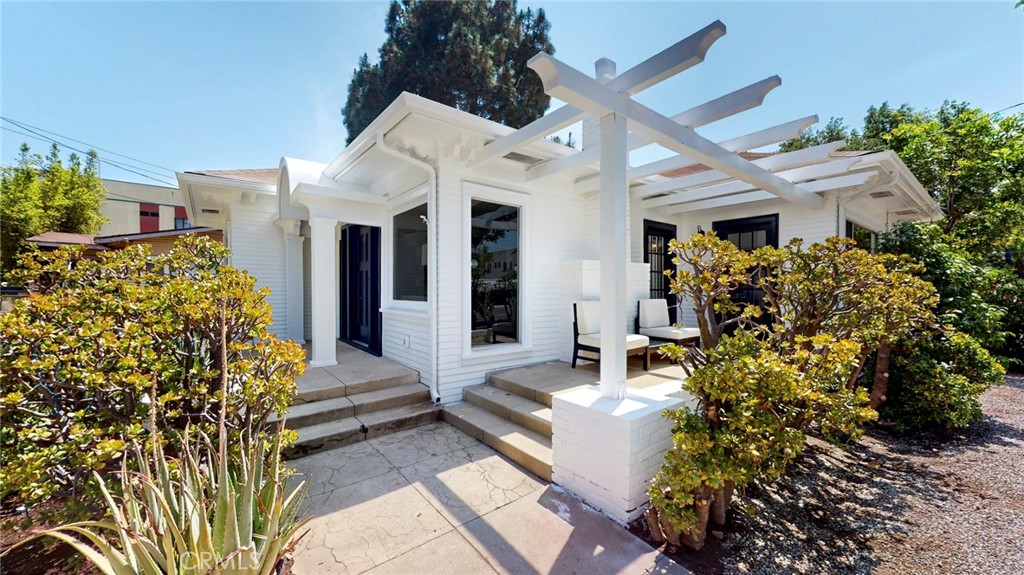 241243 N Verdugo