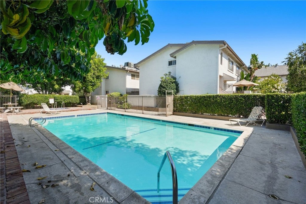 Photo of 18601 Collins ST #D30, Tarzana, CA 91356 (MLS # PW26100524)