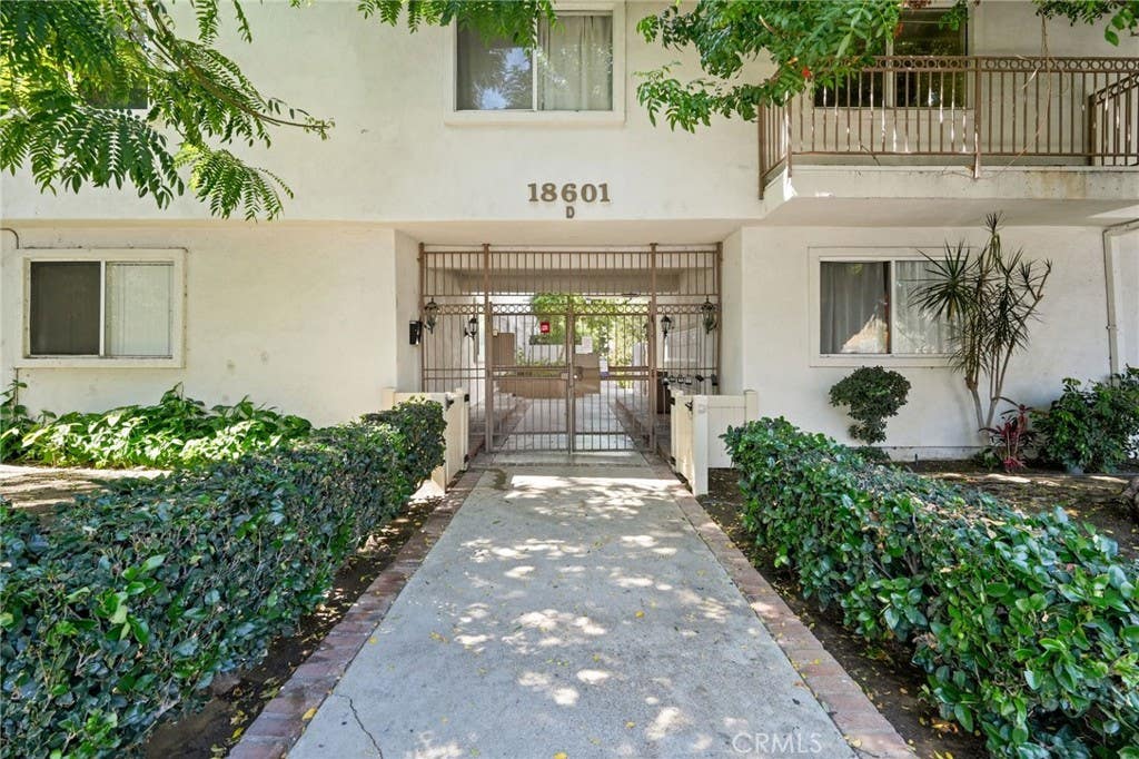 Photo of 18601 Collins ST #D30, Tarzana, CA 91356 (MLS # PW26100524)