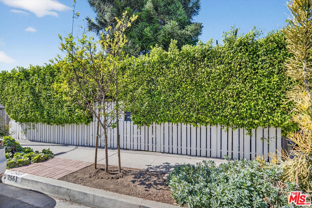 2563 Walnut Avenue, Venice CA 90291