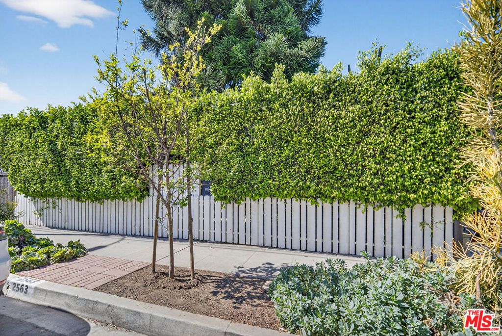 Photo of 2563 Walnut Avenue, Venice, CA 90291 (MLS # 26668149)