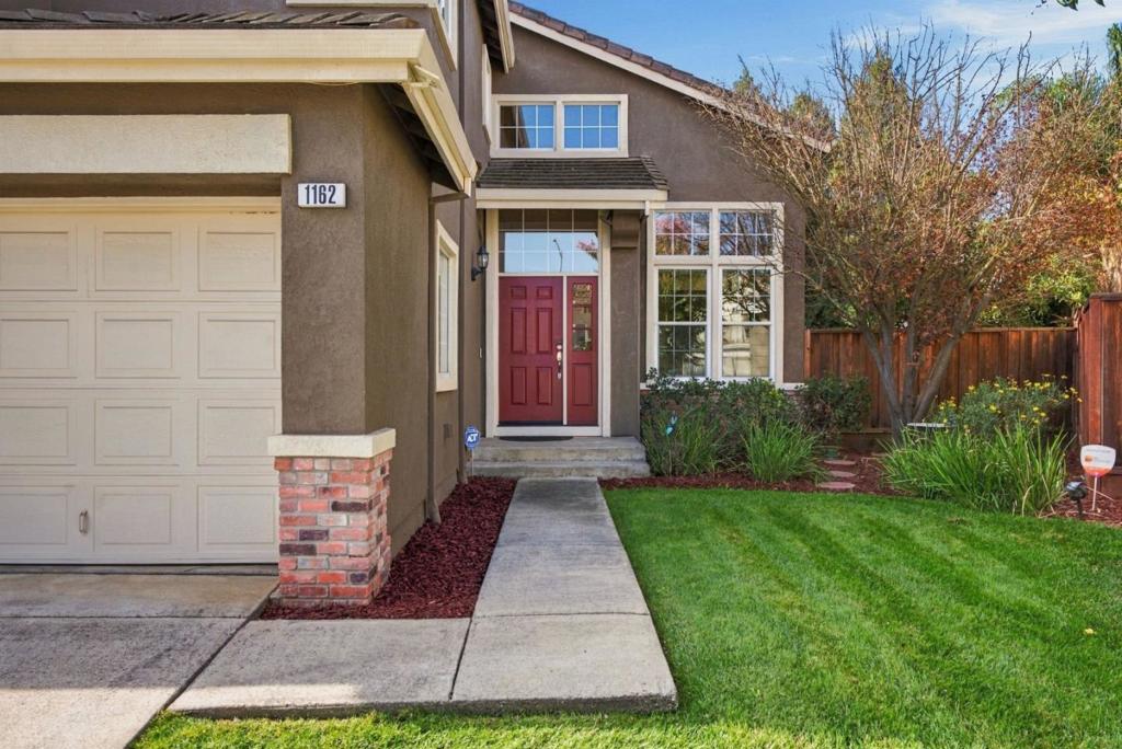 1162 Apache Court