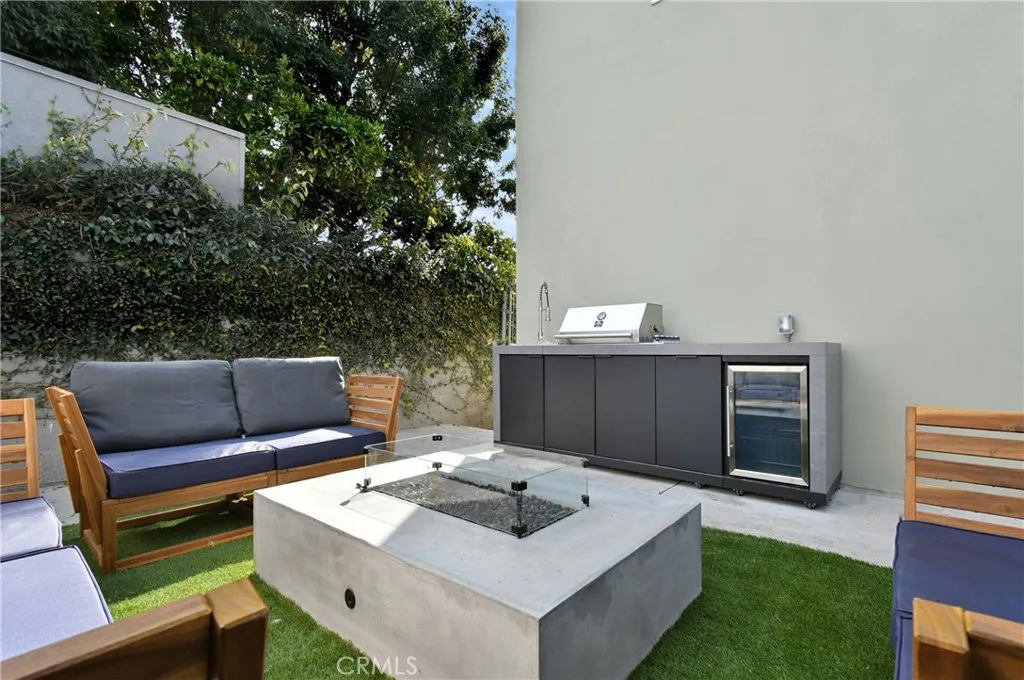 Culver City, California 90232, United States, 5 Bedrooms Bedrooms, ,5 BathroomsBathrooms,Residential,Active,243169