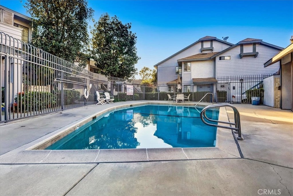 883 W 34th N