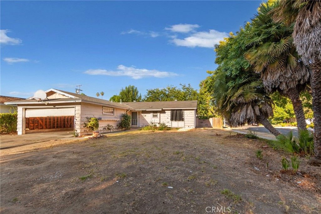 Photo of 6227 Glide Avenue, Woodland Hills, CA 91367 (MLS # SR25239248)
