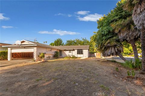 Photo of 6227 Glide Avenue, Woodland Hills, CA 91367 (MLS # SR25239248)