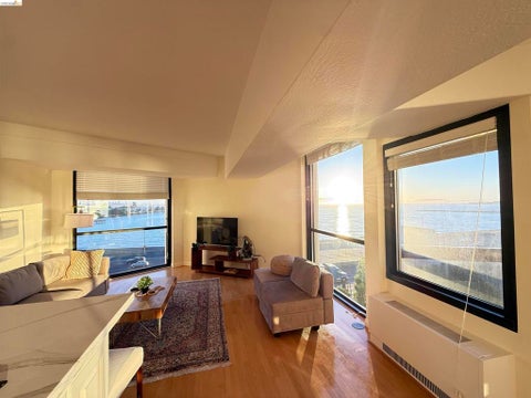 Photo of 6363 Christie Ave AVE #606, Emeryville, CA 94608 (MLS # 41142793)