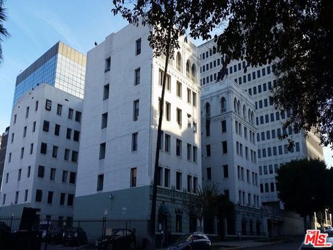 Photo of 630 S Kenmore Avenue, Los Angeles, CA 90005 (MLS # 25602971)