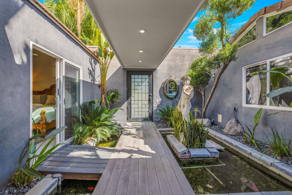 Photo of 279 W Overlook Road, Palm Springs, CA 92264 (MLS # 219146562PS)