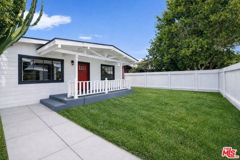 Photo of 915 Palms Boulevard, Venice, CA 90291 (MLS # 26840251)