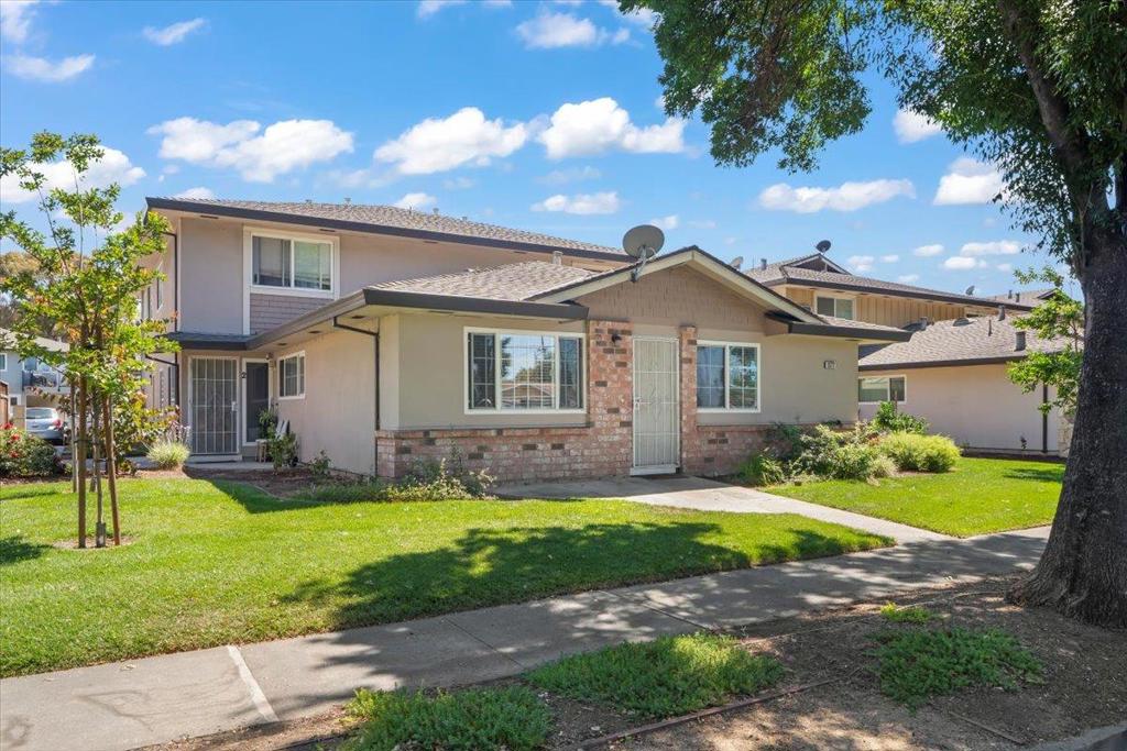 Well kept unit like a townhome, in desirable Cherry Plaza community. Spacious living dinning combo, 2 bedroom and 1 bathroom. Close to all shoppings and freeways.