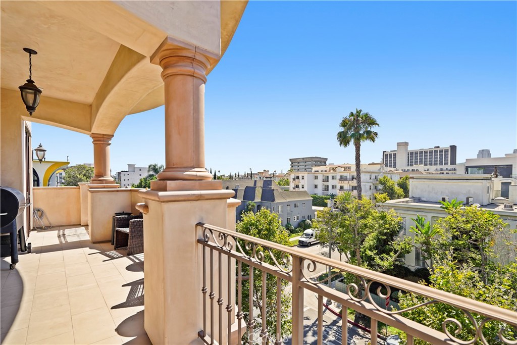 Properties 1 462 S Maple Drive 104A