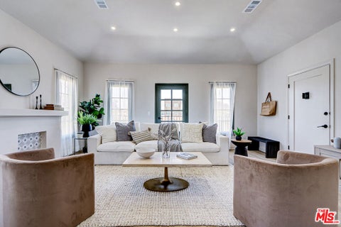 Photo of 1801 1/2 S Sycamore Avenue, Los Angeles, CA 90019 (MLS # 26646375)