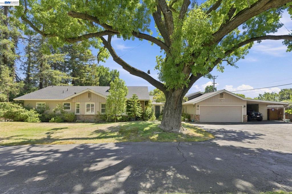 200 Greenwich Ln