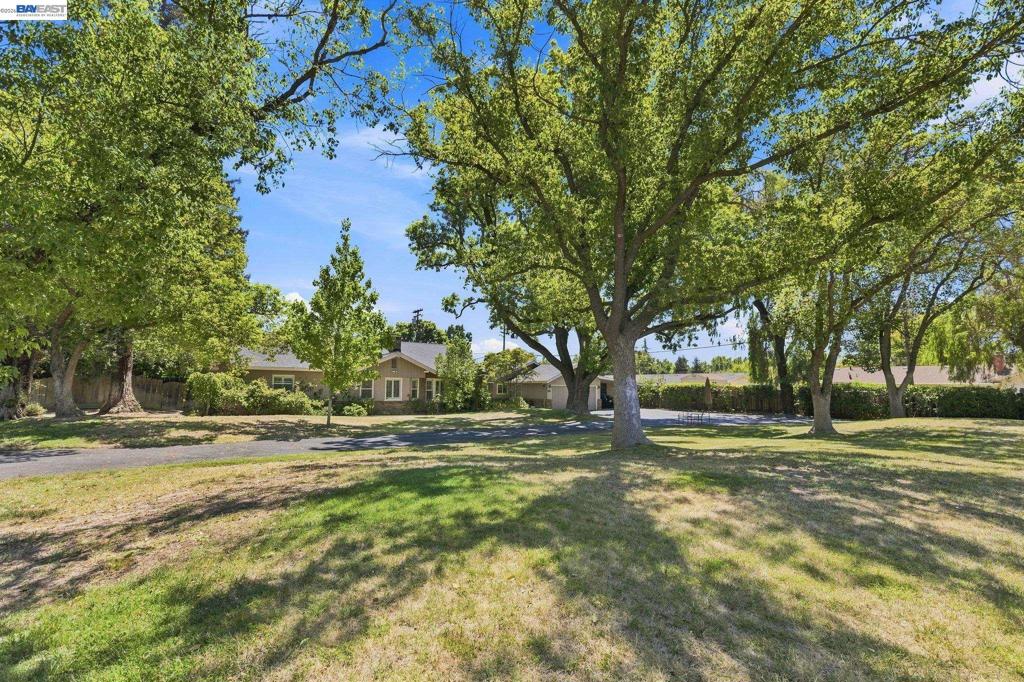 200 Greenwich Ln
