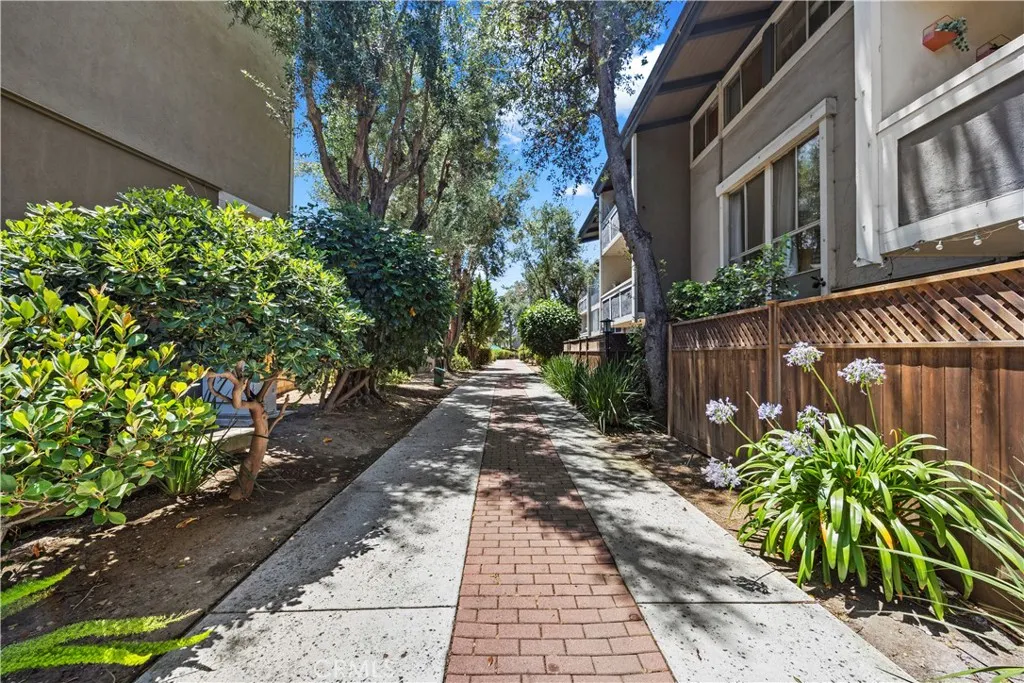 Culver City, California 90230, United States, 2 Bedrooms Bedrooms, ,2 BathroomsBathrooms,Residential,Active,168967