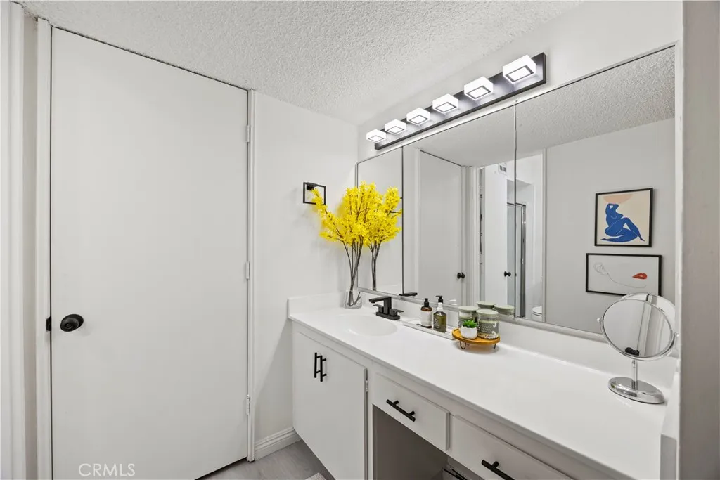 Culver City, California 90230, United States, 2 Bedrooms Bedrooms, ,2 BathroomsBathrooms,Residential,Active,168967