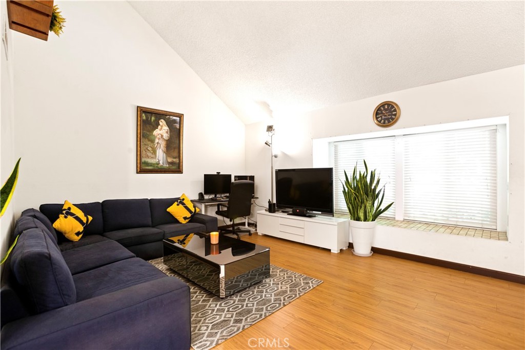 20139 Leadwell Street 5