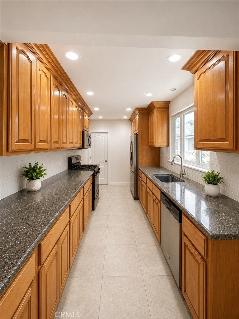 1737 W Beacon