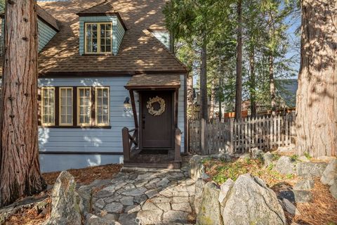 Photo of 388 Heliotrope Dr, Lake Arrowhead, CA 92352 (MLS # IG25263463)