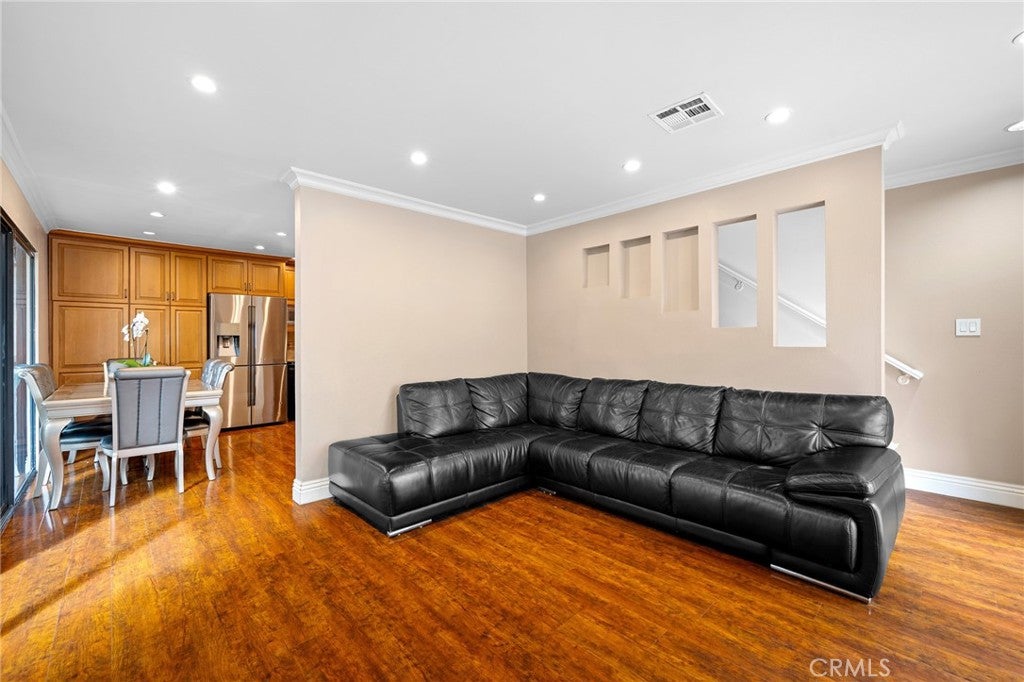 543 W Stocker Street 14