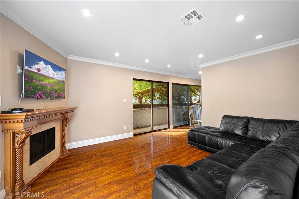 543 W Stocker Street 14