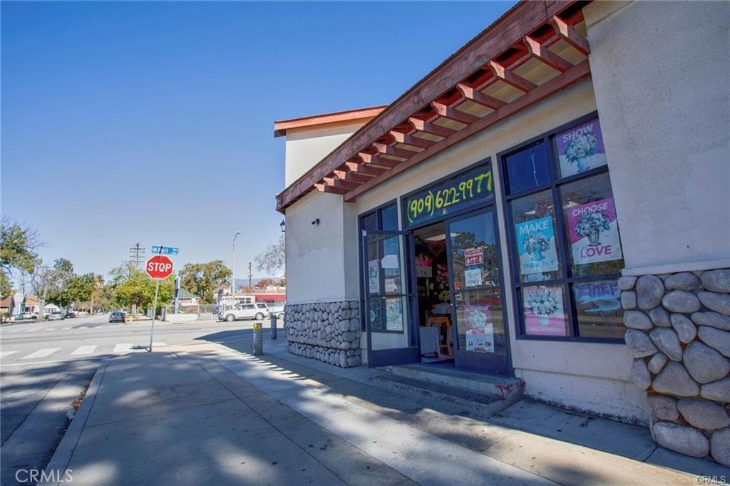 208 E Holt Avenue