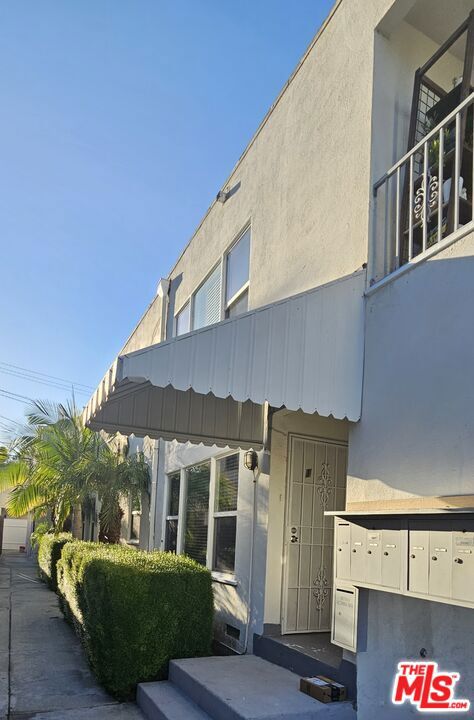 Photo of 1227 S Holt Avenue #3, Los Angeles, CA 90035 (MLS # 26860575)