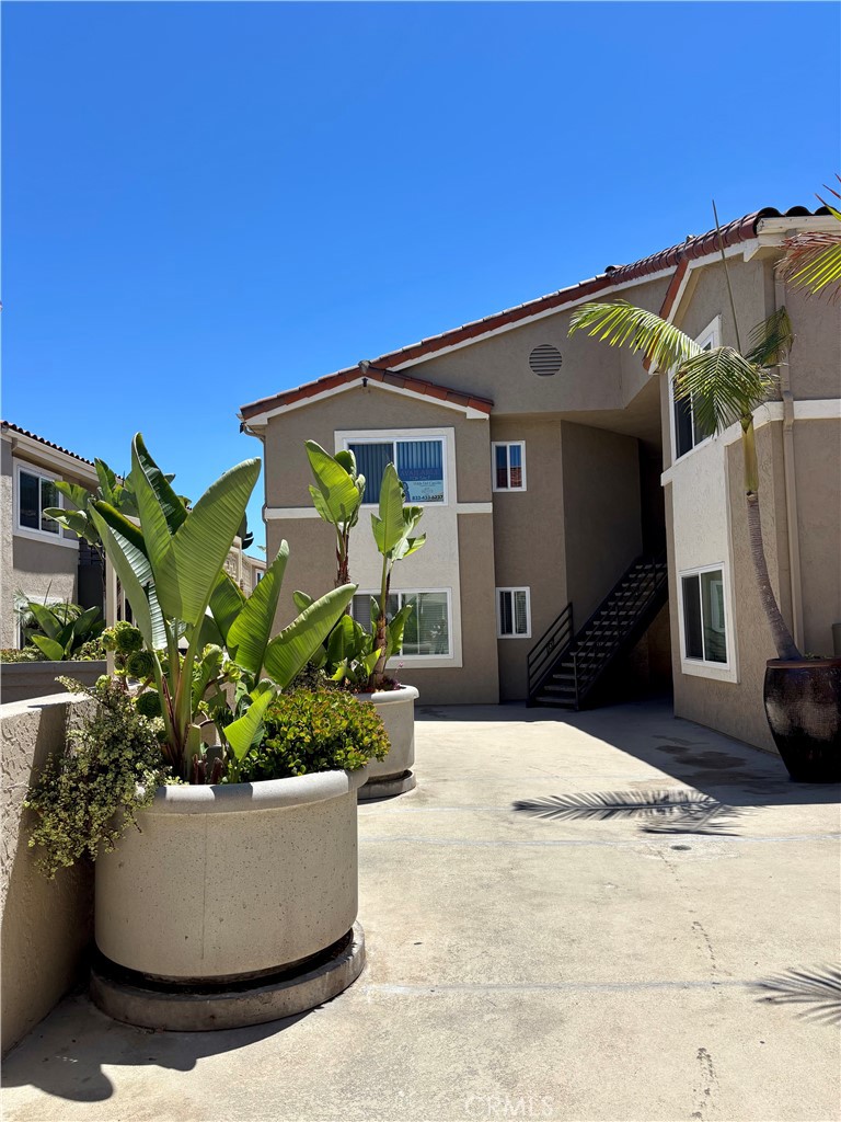Discover comfort and convenience in San Diego, CA 92122—a bright and spacious 1-bedroom, 1-bathroom condo in the highly desirable Verano community of UTC.
Located on the second floor, this well-maintained home features an open floor plan with large windows that fill the space with natural light. The thoughtfully designed kitchen flows into the inviting living area, while the in-unit laundry adds everyday convenience.
Enjoy resort-style amenities including two sparkling pool, fully equipped gym, and scenic walking trails—ideal for both relaxation and outdoor enjoyment. Just minutes from UCSD, top shopping and dining destinations, and with quick access to I-5 and I-805, this location offers exceptional livability in the heart of San Diego.
Don’t miss this opportunity to own a low-maintenance home in one of the city’s most vibrant neighborhoods. Schedule your private showing today!